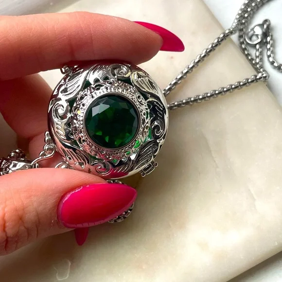 Green Rock Pendant Necklace - Picture 6 of 12